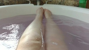 Foot Fetish: Bathtub Dee Psoak Feet
