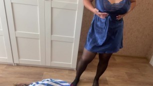 Сексуальная примерка мини-платьев с чулками